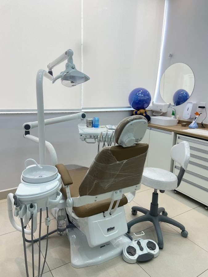 Cadeira odontológica e equipamentos organizados no consultório.