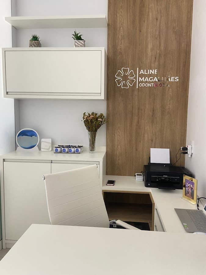 Paciente sorrindo após tratamento dentário