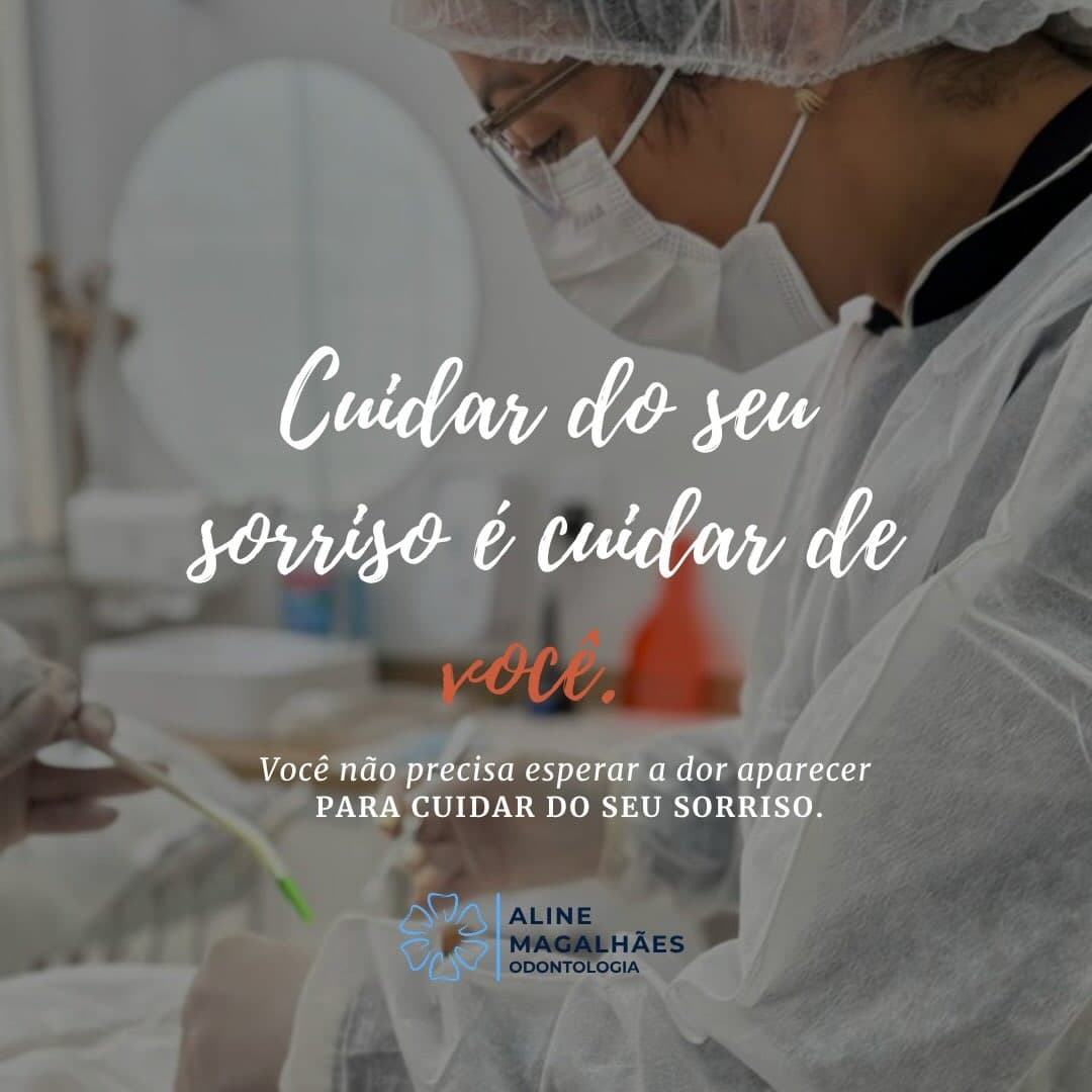 Profissional realizando um atendimento odontológico.